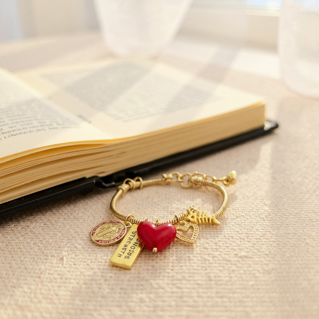 Pulsera de cordón de acero inoxidable bañada en oro con dijes colgantes y cierre extensible – Joyería elegante para mujer