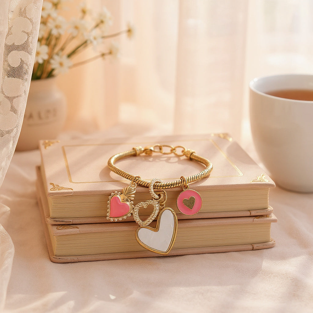 Pulsera de cordón de acero inoxidable bañada en oro con dijes colgantes y cierre extensible – Joyería elegante para mujer