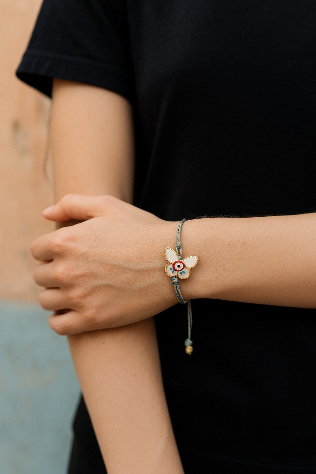 Pulsera de Mujer Hecha a Mano con Hilo Trenzado y Dije de Acero Inoxidable con Baño de Oro y Ojo Turco
