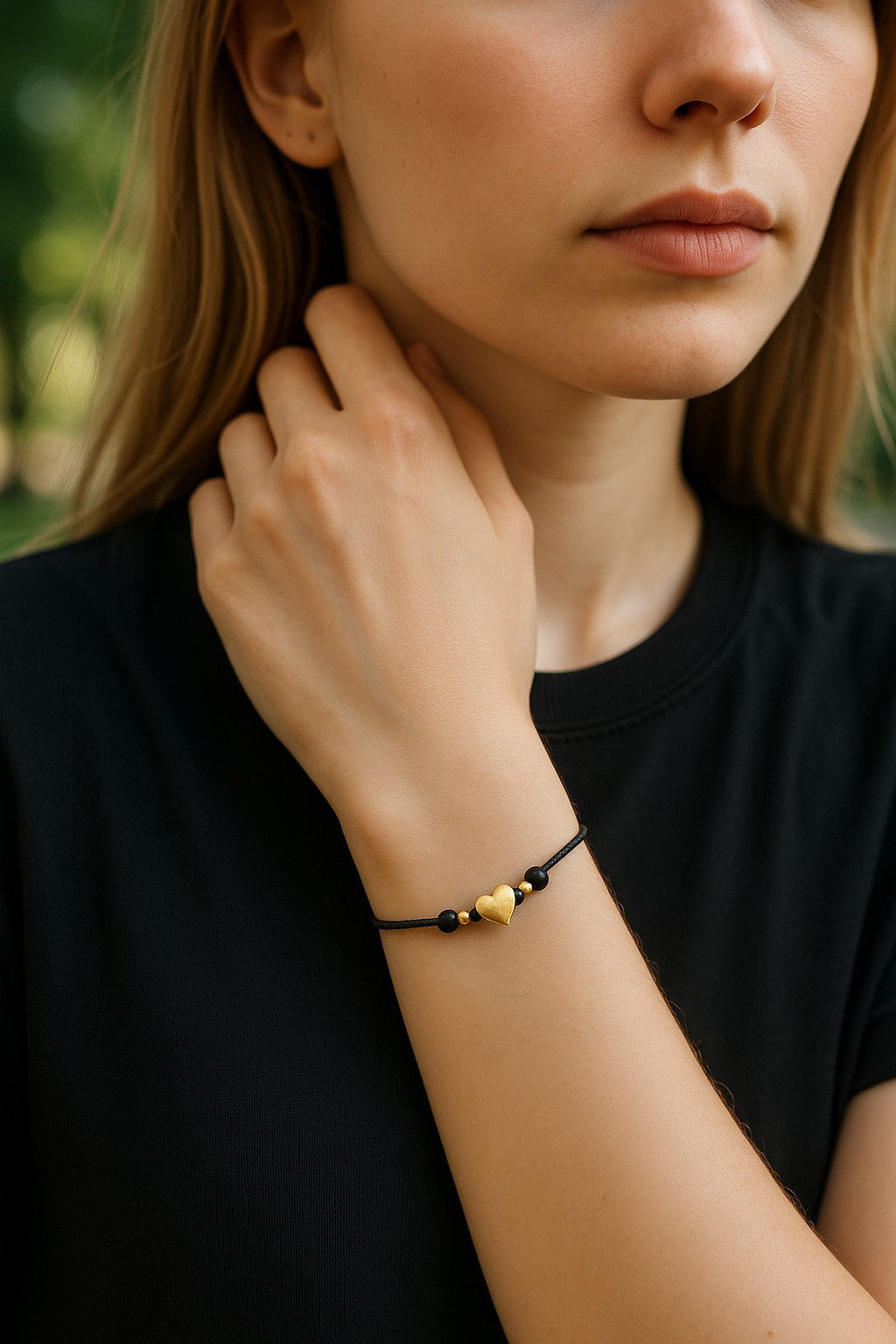 Pulsera de Mujer Hecha a Mano con Hilo Chino y Dije de Acero Inoxidable | Ajustable con Nudo Corredizo