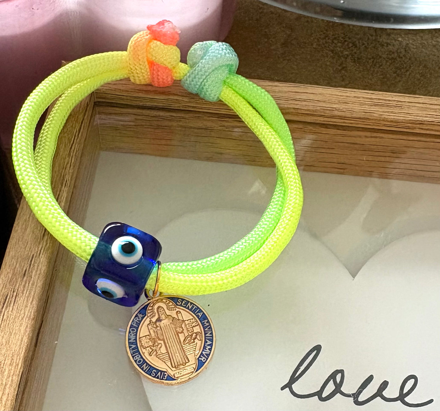 Pulsera Ajustable de Cordon Multicolor con Dije en Acero Inoxidable – Hecha a Mano para Mujer
