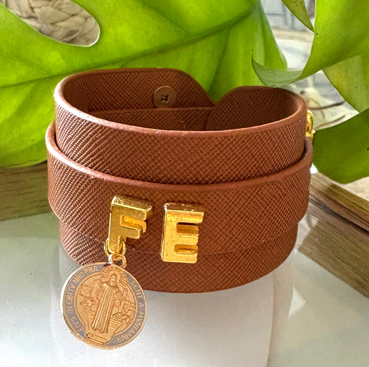 Brazalete de Cuero Ajustable con Palabras Inspiradoras y Dijes en Acero Inoxidable – Hecho a Mano para Mujer