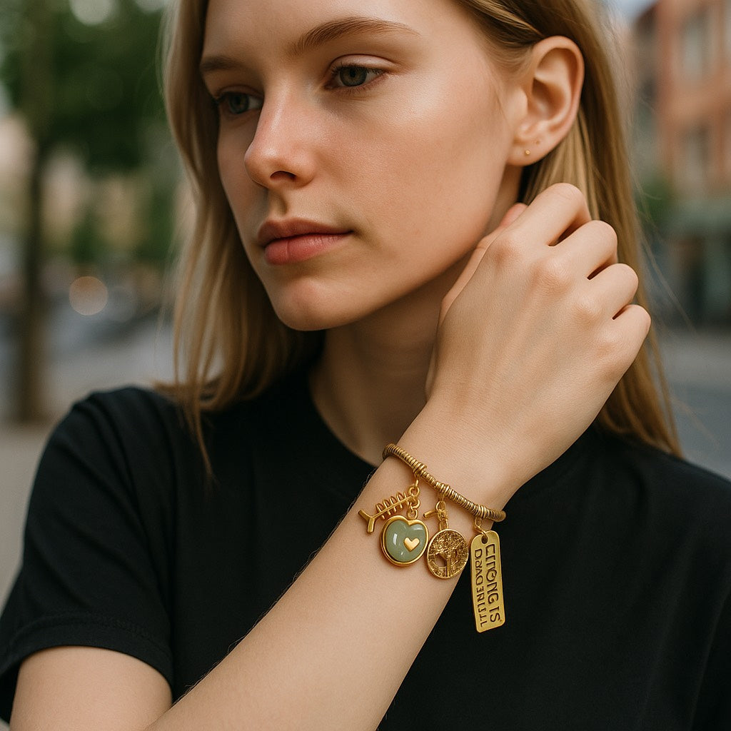 Pulsera de cordón de acero inoxidable bañada en oro con dijes colgantes y cierre extensible – Joyería elegante para mujer