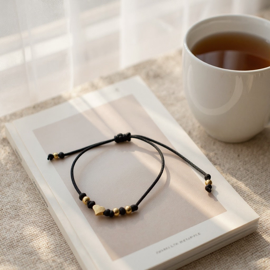 Pulsera de Mujer Hecha a Mano con Hilo Chino y Dije de Acero Inoxidable | Ajustable con Nudo Corredizo