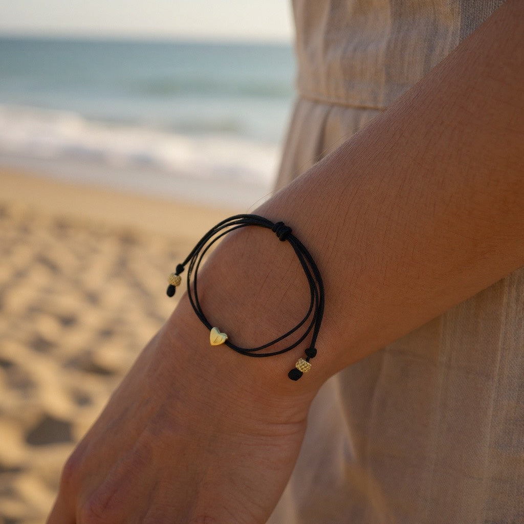 Pulsera de Mujer Hecha a Mano con Hilo Chino y Dije de Acero Inoxidable | Ajustable con Nudo Corredizo