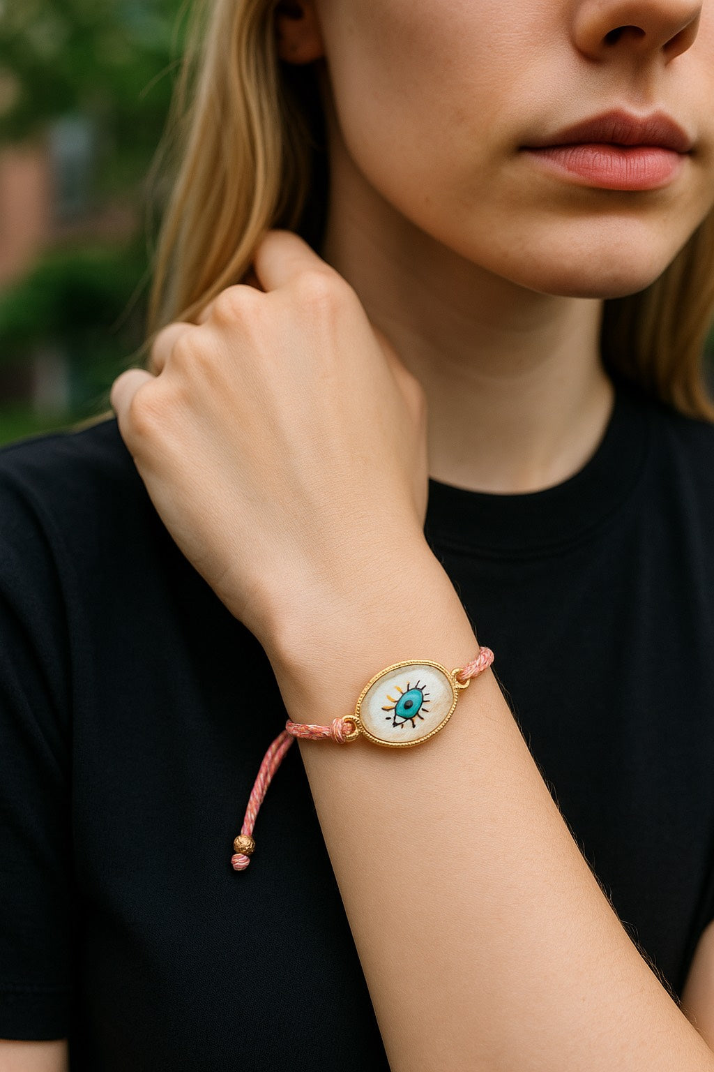 Pulsera de Mujer Hecha a Mano con Hilo Trenzado y Dije de Acero Inoxidable con Baño de Oro y Ojo Turco