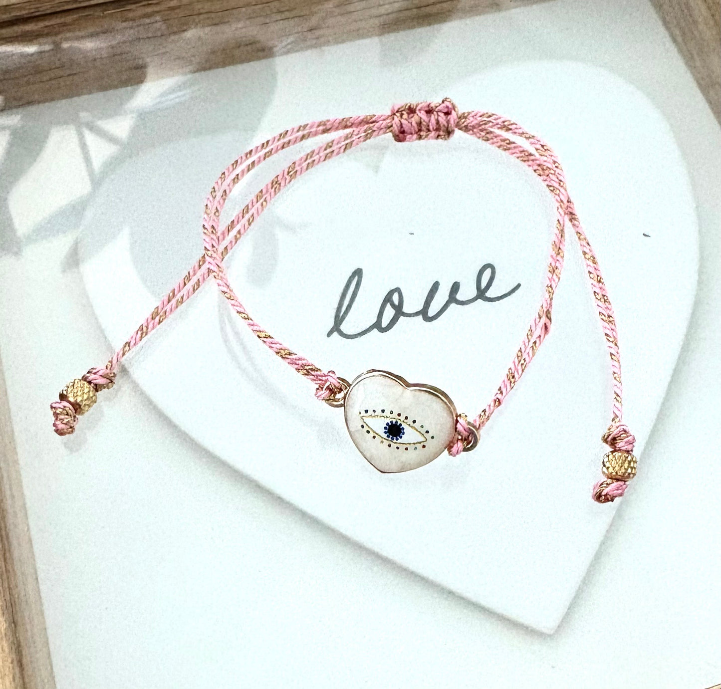 Pulsera de Mujer Hecha a Mano con Hilo Trenzado y Dije de Acero Inoxidable con Baño de Oro y Ojo Turco pintado
