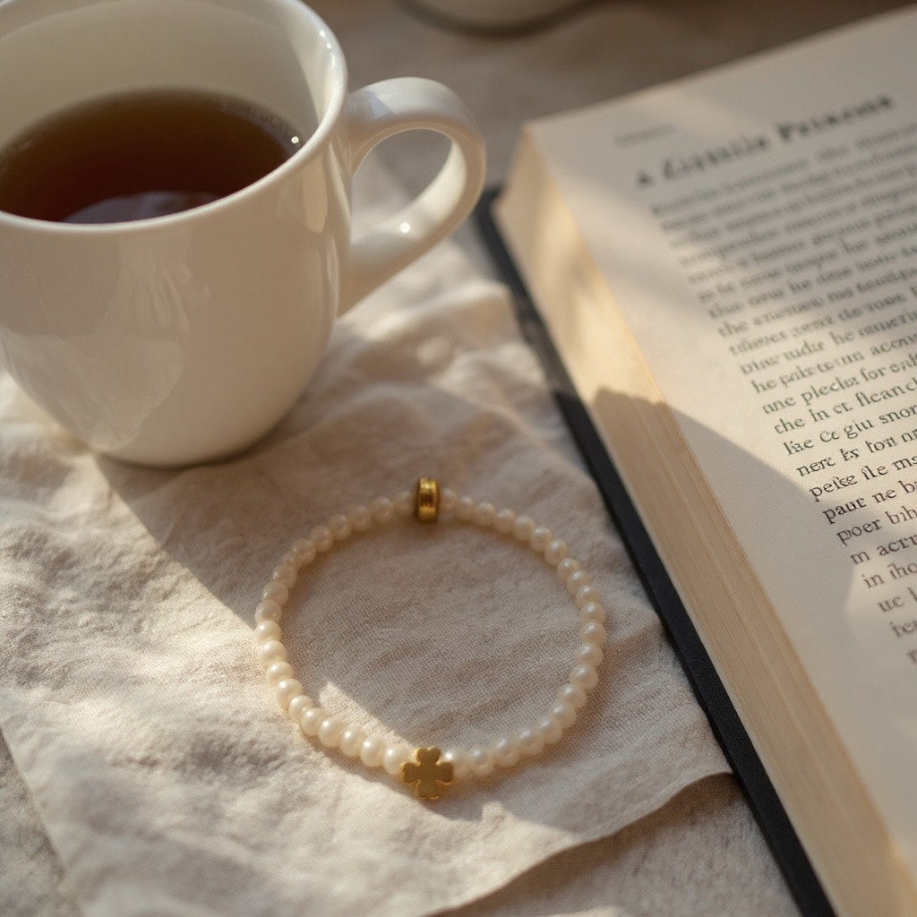 Pulsera Elástica de Mujer con Avalorios de Vidrio Rosa y Dije en Acero Inoxidable con Baño de Oro | Hecha a Mano