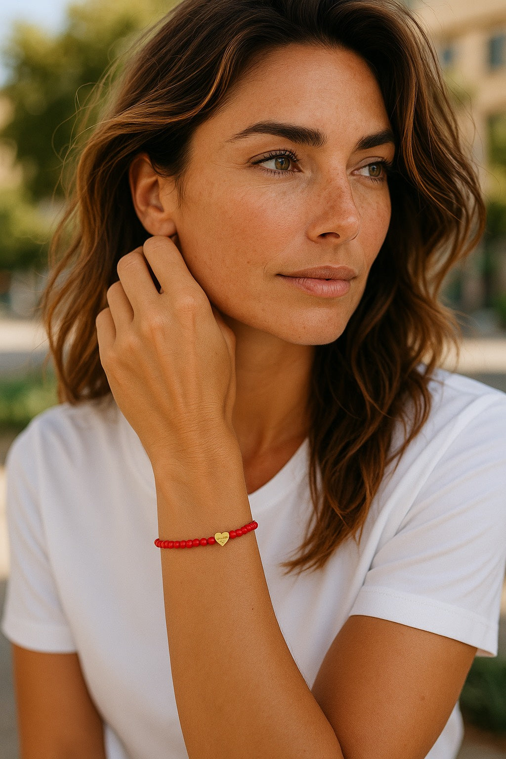 Pulsera Elástica de Mujer con Avalorios de Vidrio Rojo y Dije en Acero Inoxidable con Baño de Oro | Hecha a Mano