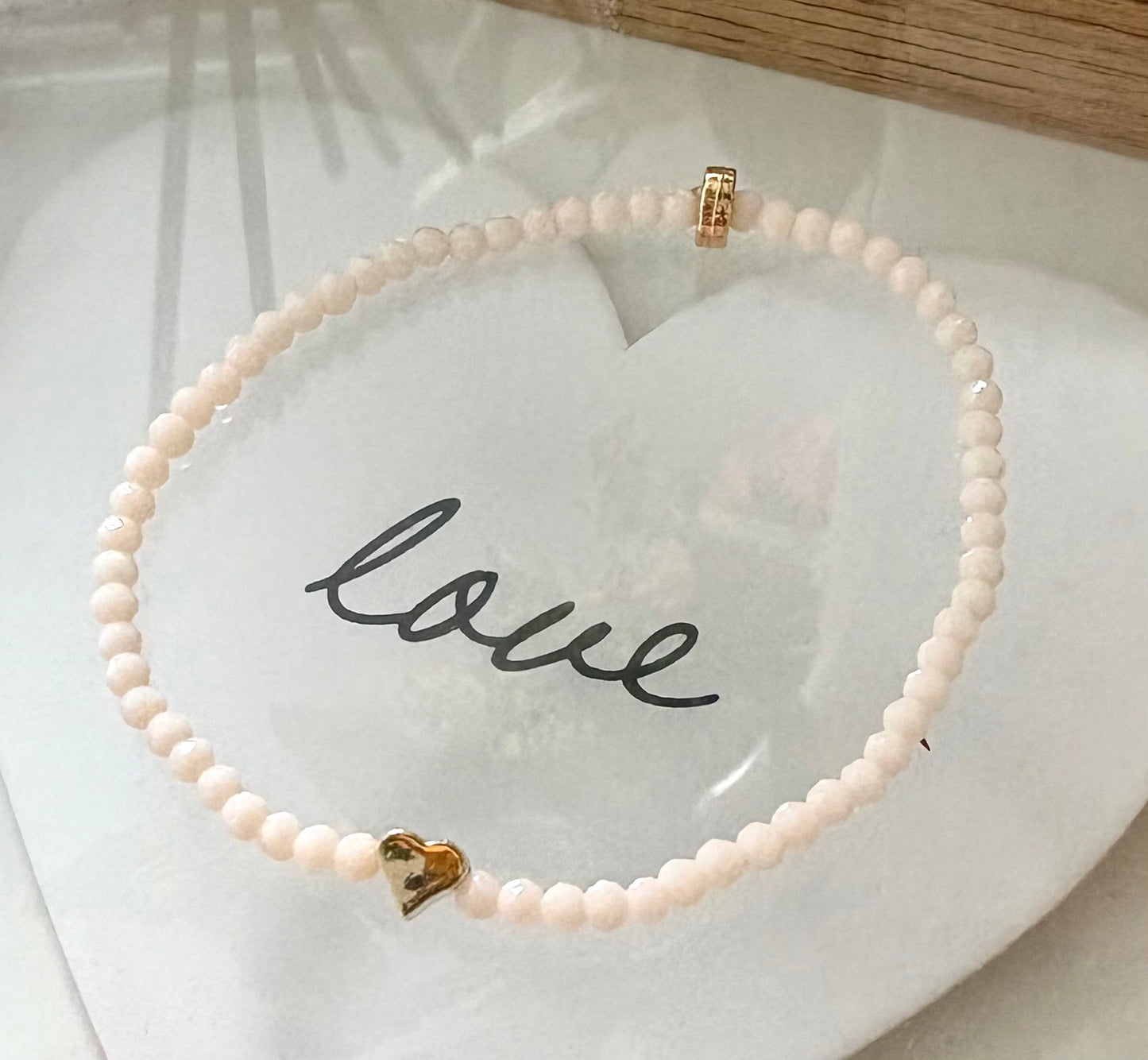 Pulsera Elástica de Mujer con Avalorios de Vidrio Rosa y Dije en Acero Inoxidable con Baño de Oro | Hecha a Mano