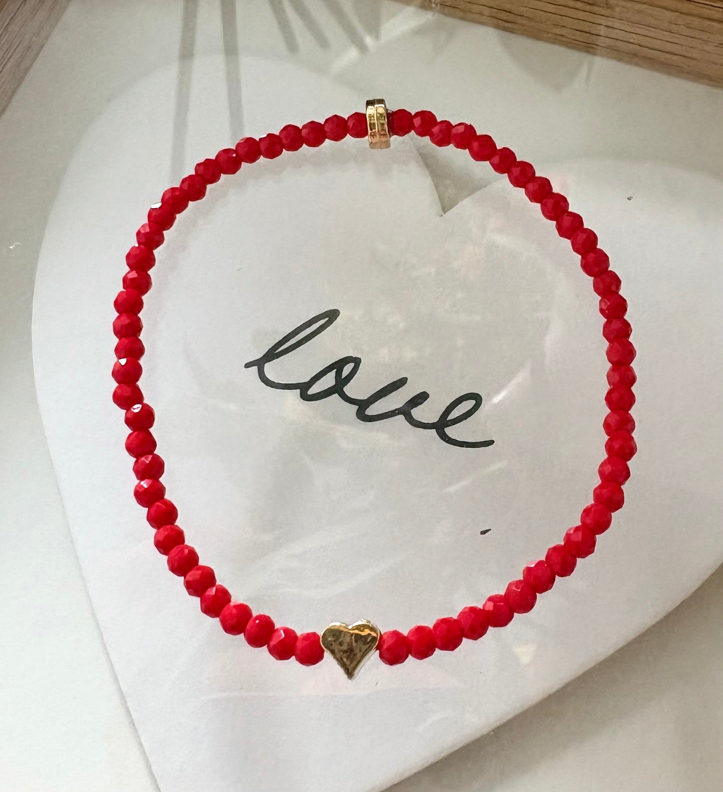 Pulsera Elástica de Mujer con Avalorios de Vidrio Rojo y Dije en Acero Inoxidable con Baño de Oro | Hecha a Mano
