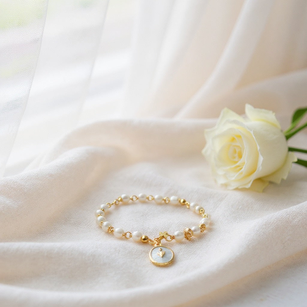Pulsera de Mujer con Perlas y Dije de Flor en Acero Inoxidable con Baño de Oro | Hecha a Mano