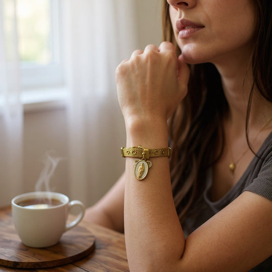 Brazalete de Fe con Dijes Religiosos | Joyería de Protección de Acero Inoxidable y Baño de Oro | Regalo Espiritual Hecho a Mano