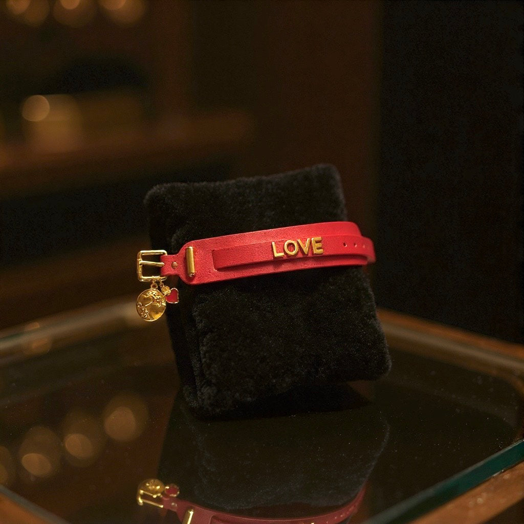 Brazalete de Mujer Hecho a Mano en Cuero | Ajustable con Letras LOVE y Dijes de Corazón en Acero Inoxidable