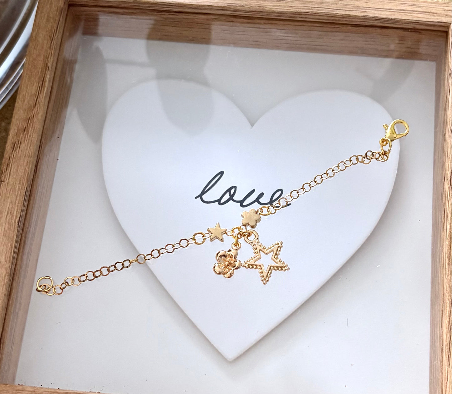 Pulsera de Niña Hecha a Mano en Acero Inoxidable con Baño de Oro y Dijes de Flor, Estrella y Corona – 13 cm
