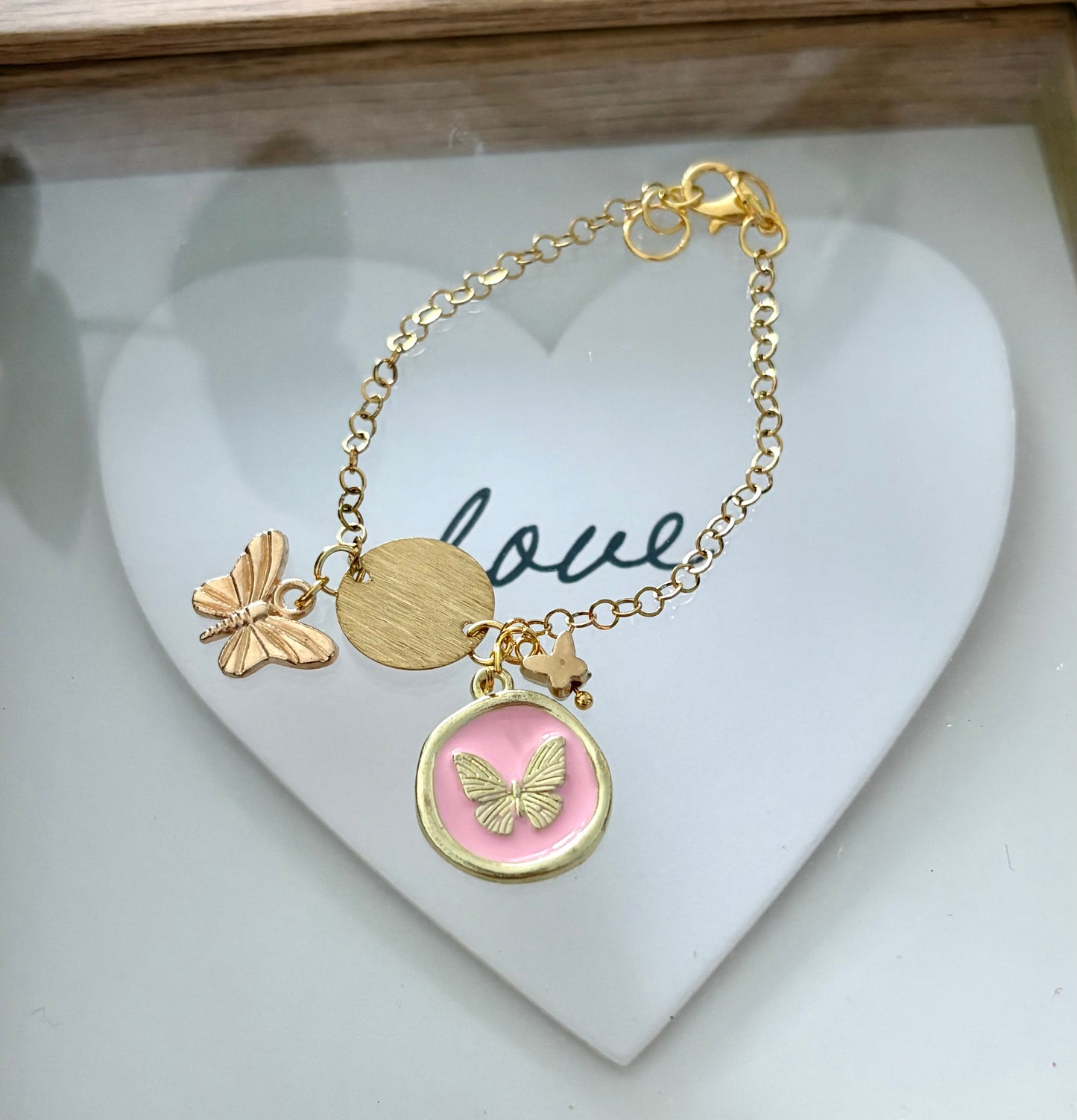 Pulsera de Mujer Hecha a Mano con Cadena de Acero Inoxidable y Dijes de Mariposa con Baño de Oro – 16 cm