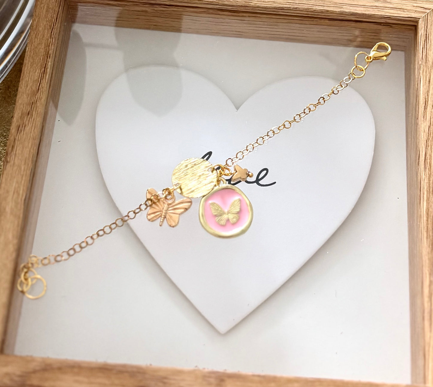 Pulsera de Mujer Hecha a Mano con Cadena de Acero Inoxidable y Dijes de Mariposa con Baño de Oro – 16 cm