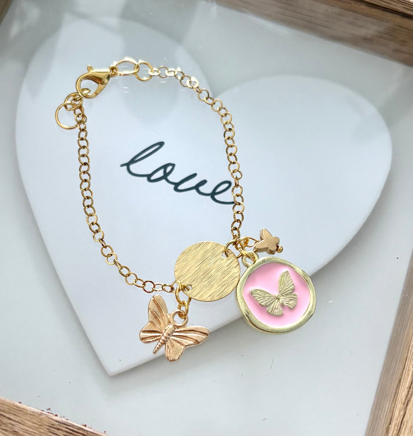 Pulsera de Mujer Hecha a Mano con Cadena de Acero Inoxidable y Dijes de Mariposa con Baño de Oro – 16 cm