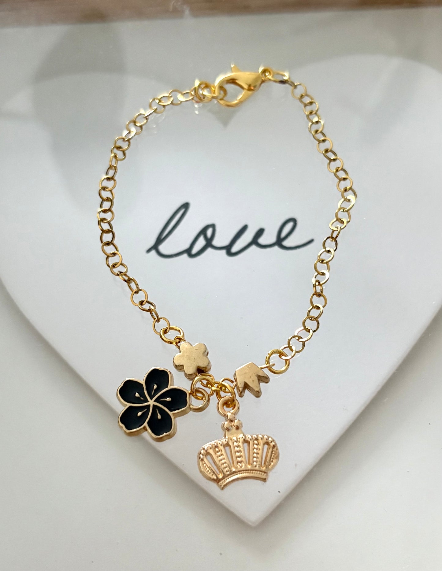Pulsera de Mujer Hecha a Mano de Acero Inoxidable con Baño de Oro y Dijes de Flor y Corona | 15 cm