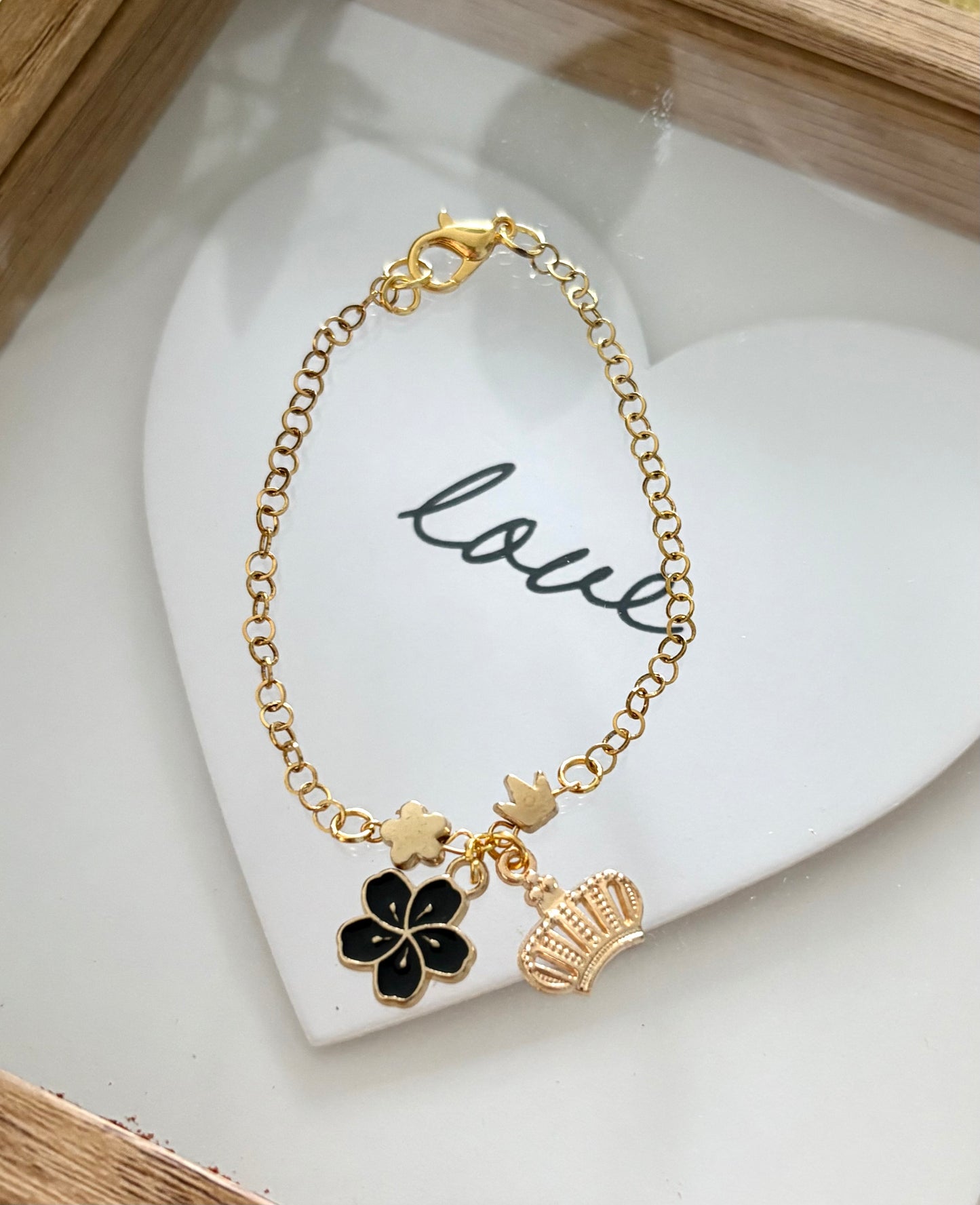 Pulsera de Mujer Hecha a Mano de Acero Inoxidable con Baño de Oro y Dijes de Flor y Corona | 15 cm