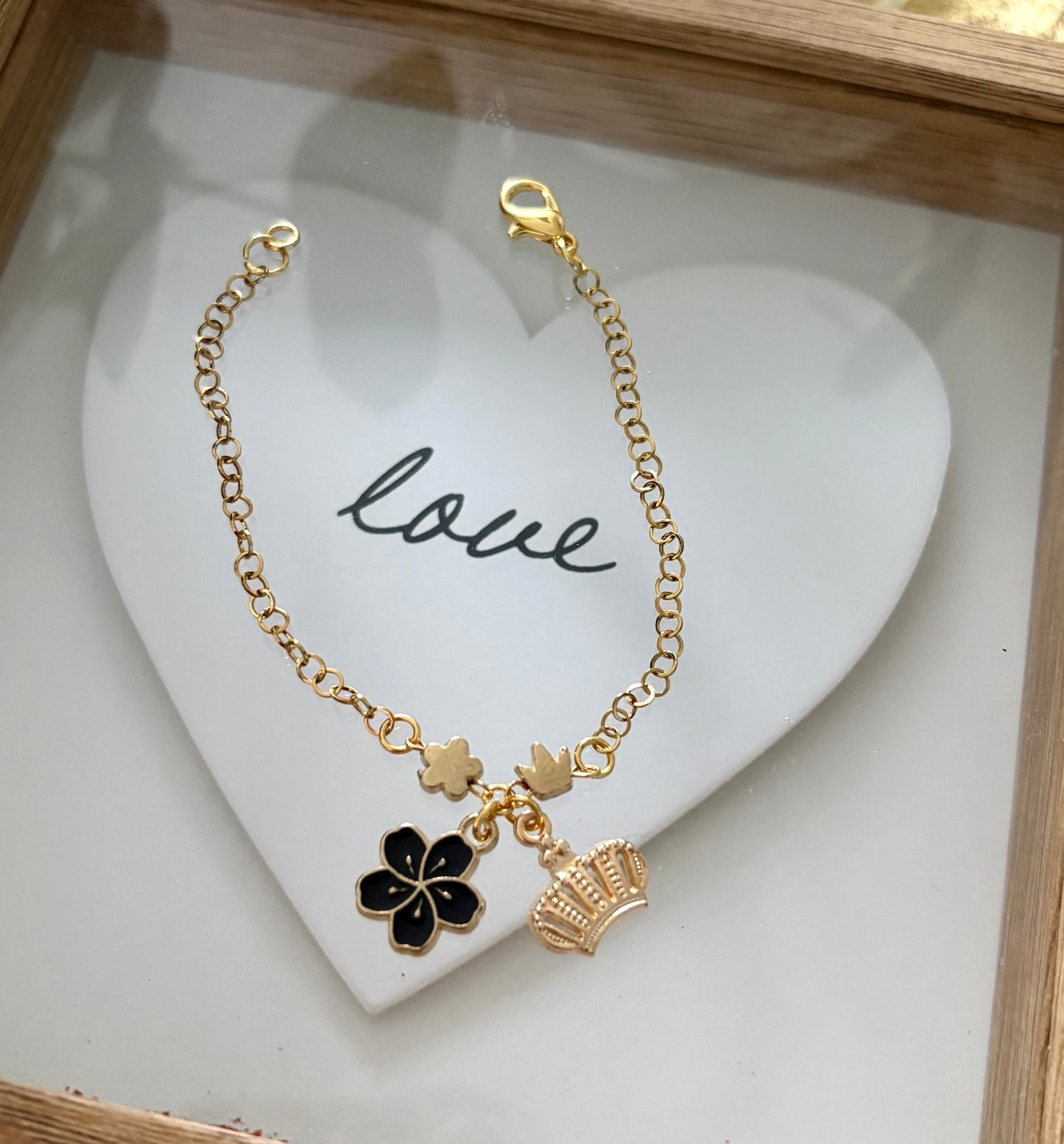 Pulsera de Mujer Hecha a Mano de Acero Inoxidable con Baño de Oro y Dijes de Flor y Corona | 15 cm