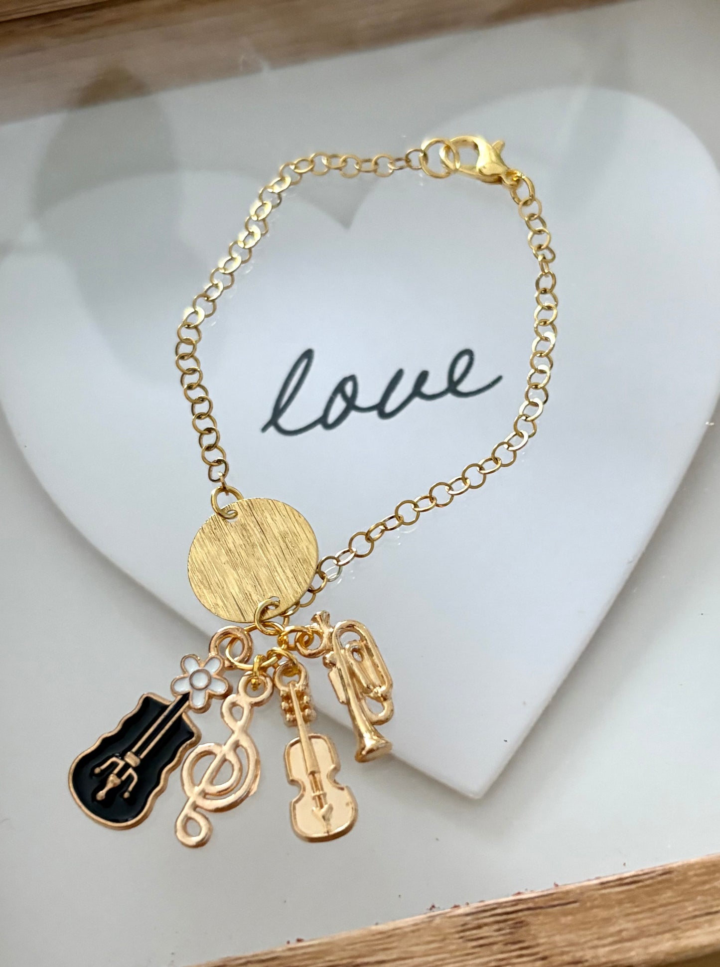 Pulsera de Mujer Hecha a Mano con Cadena de Acero Inoxidable Baño de Oro y Dijes Musicales | 16 cm