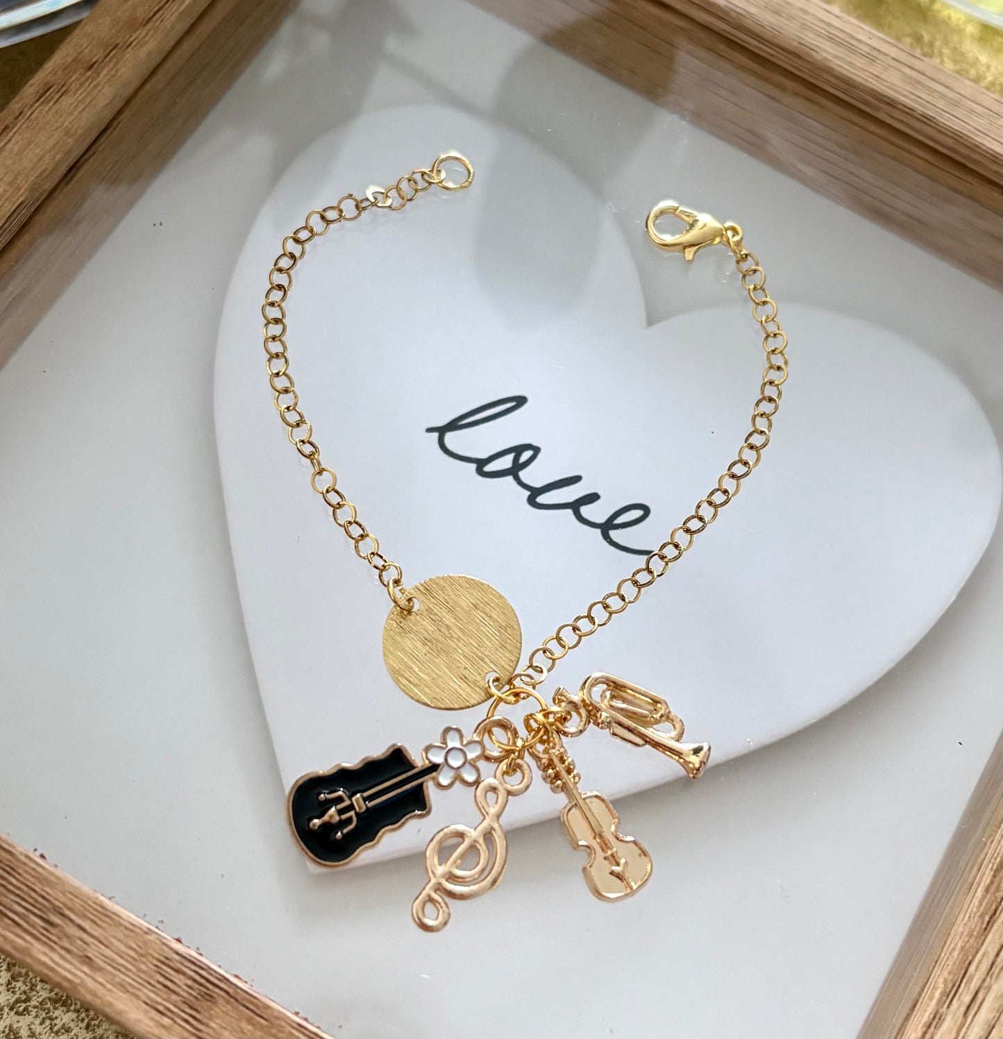 Pulsera de Mujer Hecha a Mano con Cadena de Acero Inoxidable Baño de Oro y Dijes Musicales | 16 cm