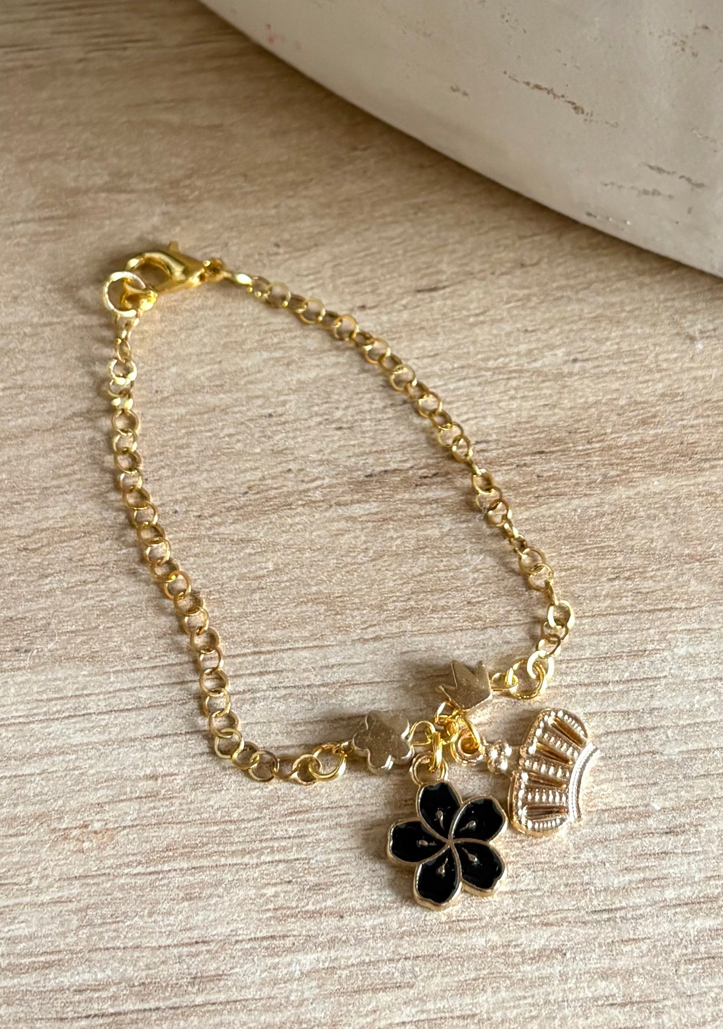 Pulsera de Mujer Hecha a Mano de Acero Inoxidable con Baño de Oro y Dijes de Flor y Corona | 15 cm