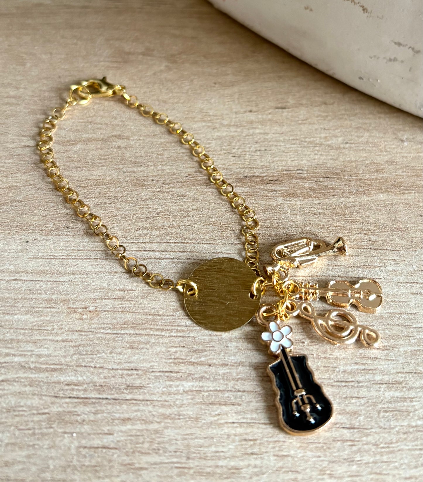 Pulsera de Mujer Hecha a Mano con Cadena de Acero Inoxidable Baño de Oro y Dijes Musicales | 16 cm