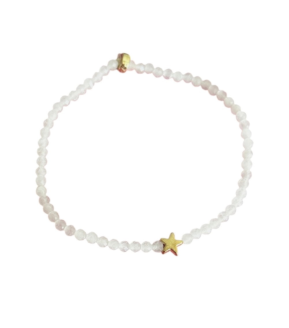 Pulsera Elástica de Mujer con Avalorios de Vidrio Blanco y Dije en Acero Inoxidable con Baño de Oro | Hecha a Mano