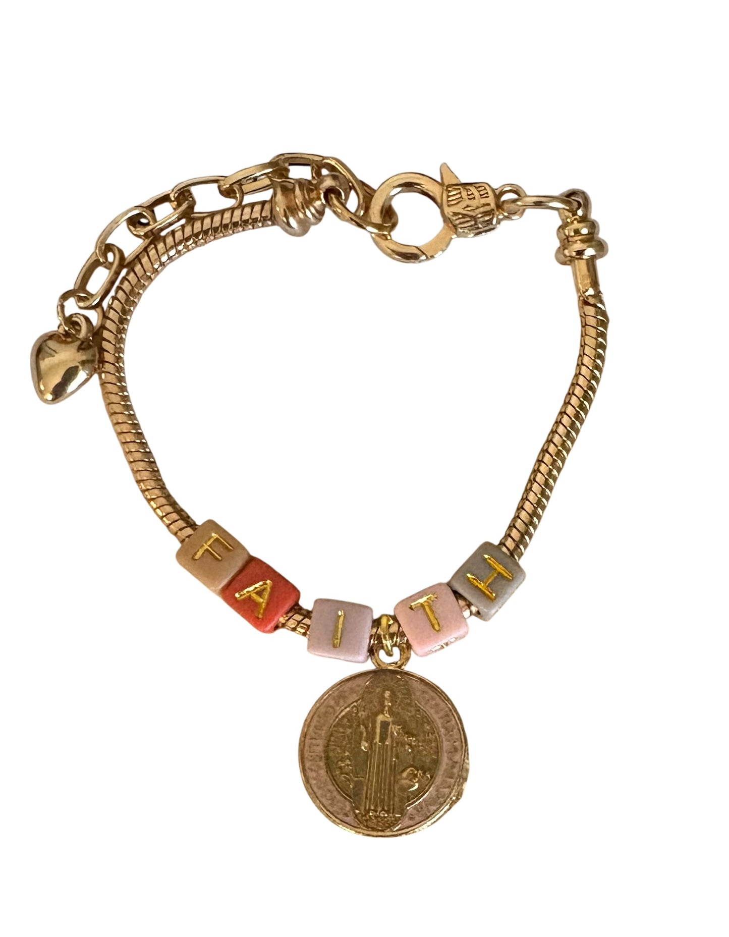 Pulsera de Mujer Hecha a Mano con Cordón Baño de Oro, Letras Faith y Dije de San Benito | Ajustable con Cadena