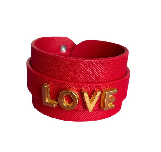 Brazalete de Cuero con la Palabra LOVE | Joyería con Mensaje y Corazones de Acero Inoxidable | Accesorio Moderno Hecho a Mano