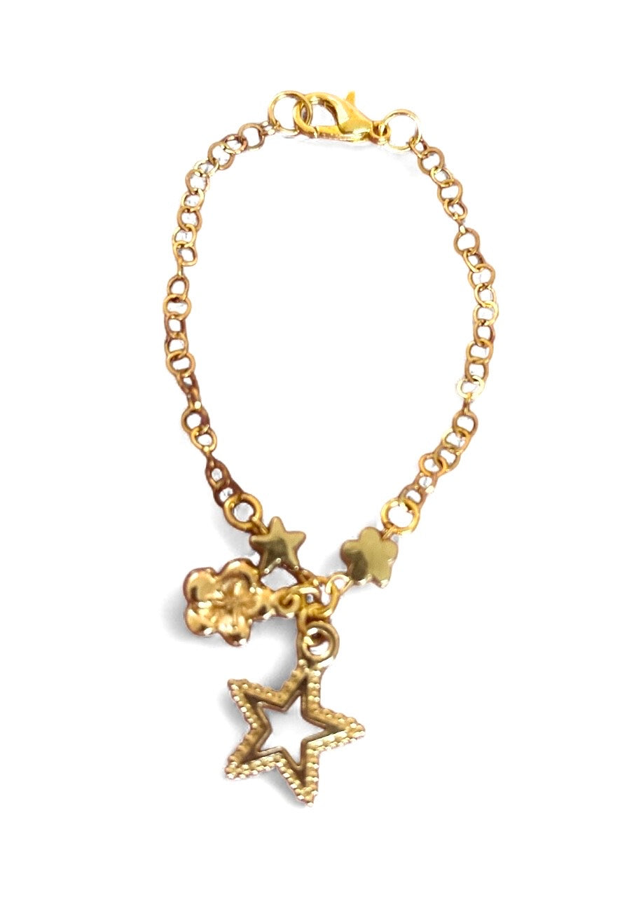 Pulsera de Niña Hecha a Mano en Acero Inoxidable con Baño de Oro y Dijes de Flor, Estrella y Corona – 13 cm