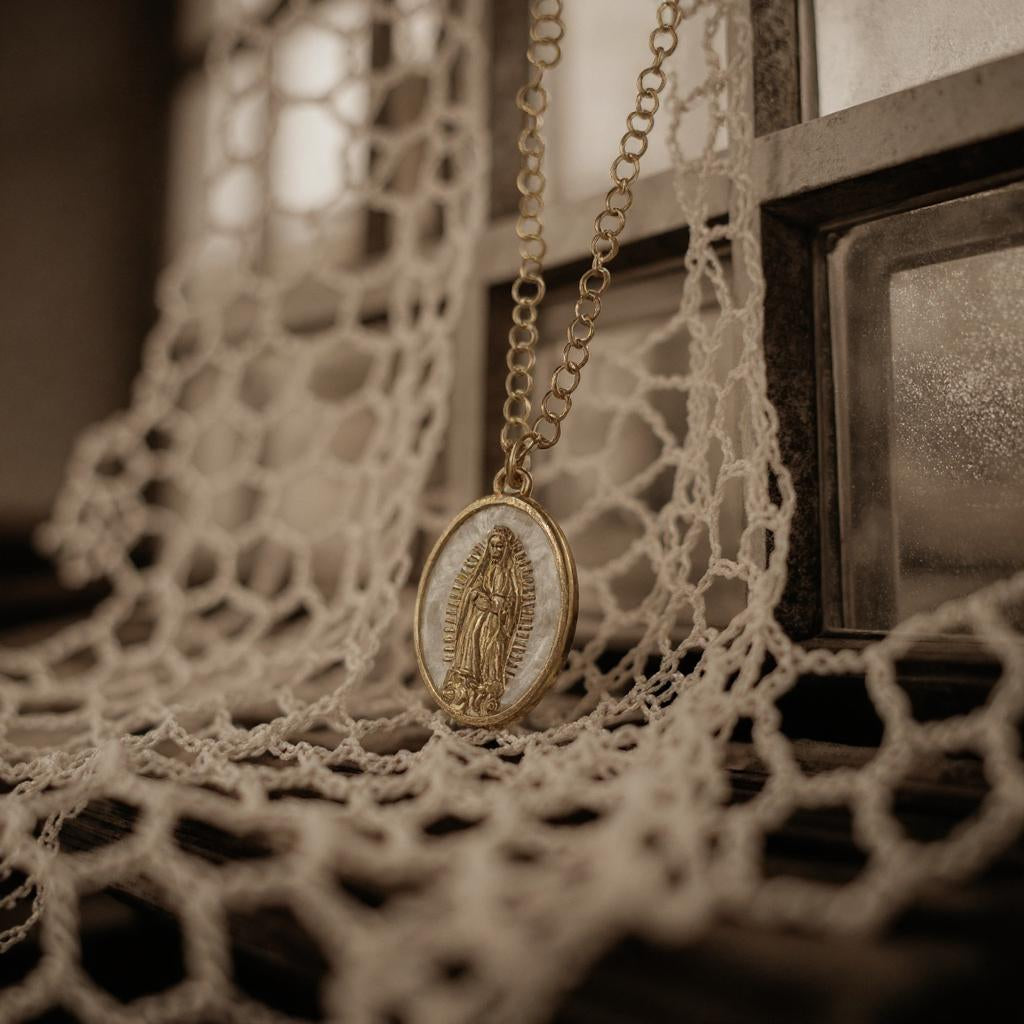 Collar de Cadena con Baño de Oro y Dije en Acero Inoxidable – Accesorios en tendencia - Collar de mujer