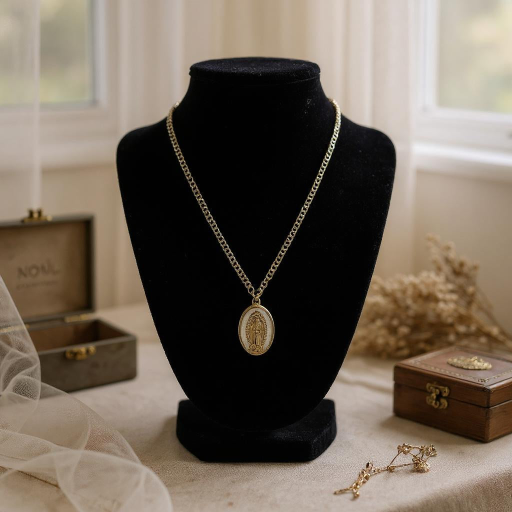 Collar de Cadena con Baño de Oro y Dije en Acero Inoxidable – Accesorios en tendencia - Collar de mujer