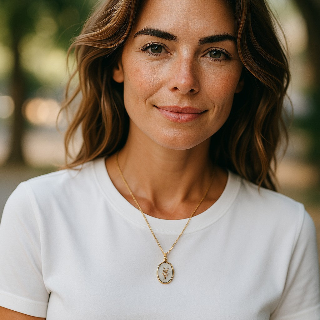 Collar de Cadena con Baño de Oro y Dije en Acero Inoxidable – Accesorios en tendencia - Collar de mujer
