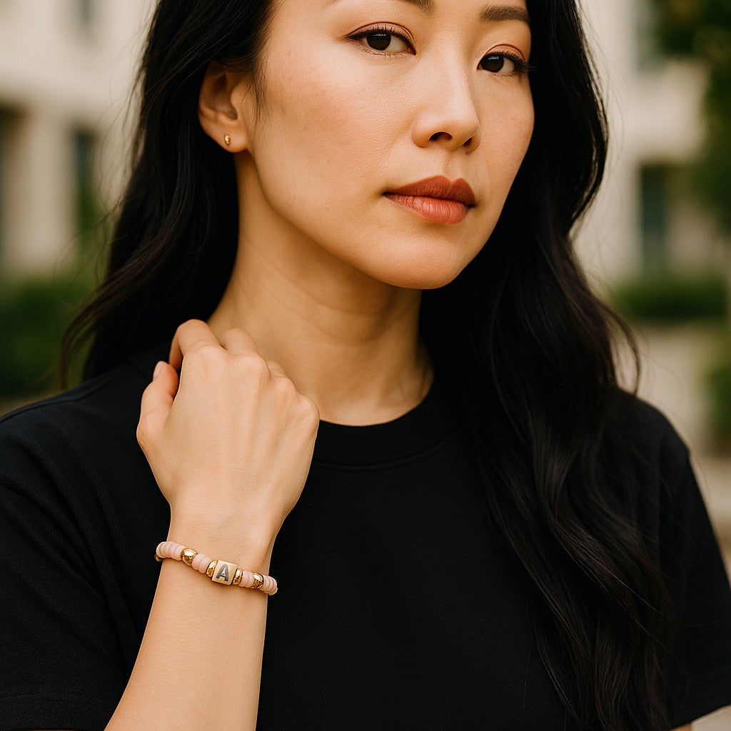 Pulsera de mujer hecha a mano con dije de letra personalizada – Ajustable y elegante