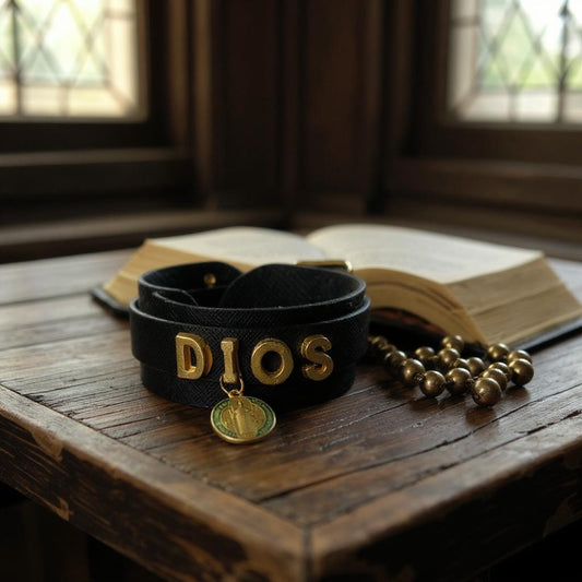 Brazalete de Cuero Ajustable con Palabras Inspiradoras y Dijes en Acero Inoxidable – Hecho a Mano para Mujer