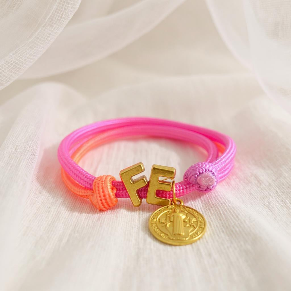Pulsera Ajustable de Cordon Multicolor con Dije en Acero Inoxidable – Hecha a Mano para Mujer