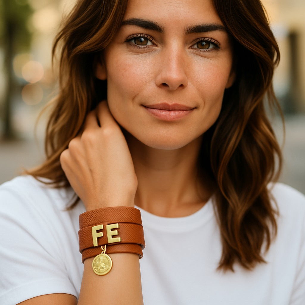 Brazalete de Cuero Ajustable con Palabras Inspiradoras y Dijes en Acero Inoxidable – Hecho a Mano para Mujer