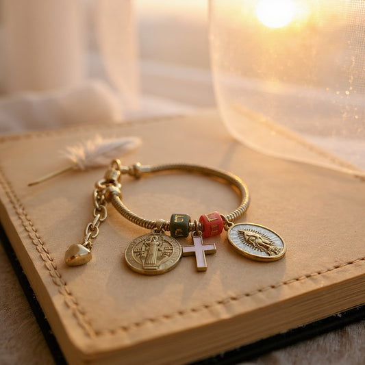 Pulsera de cordón de acero inoxidable bañada en oro con dijes colgantes y cierre extensible – Joyería elegante para mujer