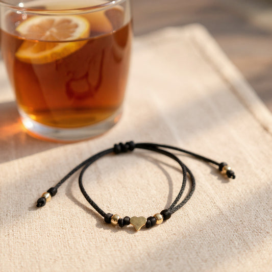 Pulsera de Mujer Hecha a Mano con Hilo Chino y Dije de Acero Inoxidable | Ajustable con Nudo Corredizo