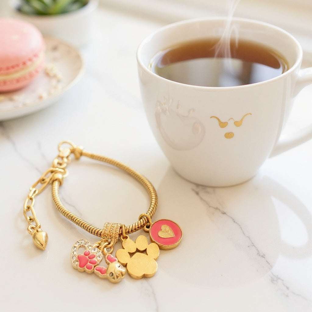 Pulsera de cordón de acero inoxidable bañada en oro con dijes colgantes y cierre extensible – Joyería elegante para mujer