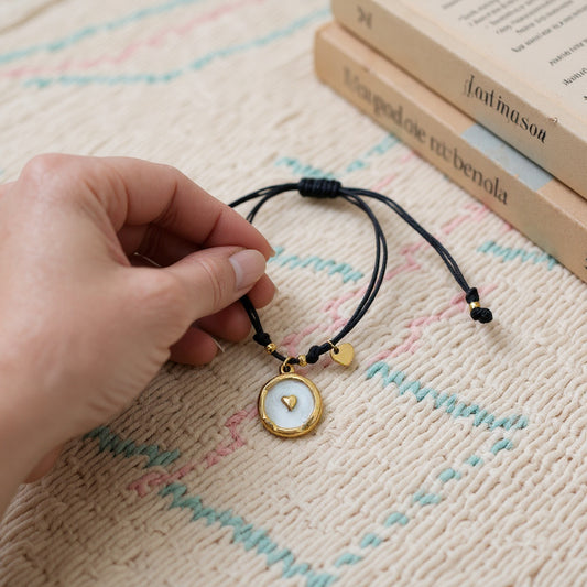 Pulsera de Mujer Ajustable Hecha a Mano con Dije Corazón en Acero Inoxidable Baño de Oro - Ajustable