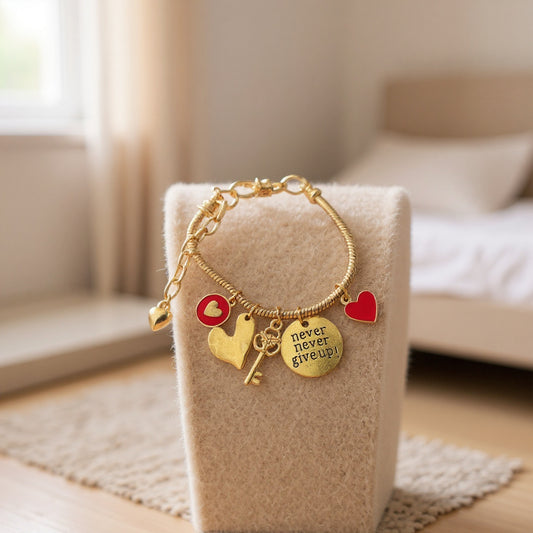 Pulsera de cordón de acero inoxidable bañada en oro con dijes colgantes y cierre extensible – Joyería elegante para mujer