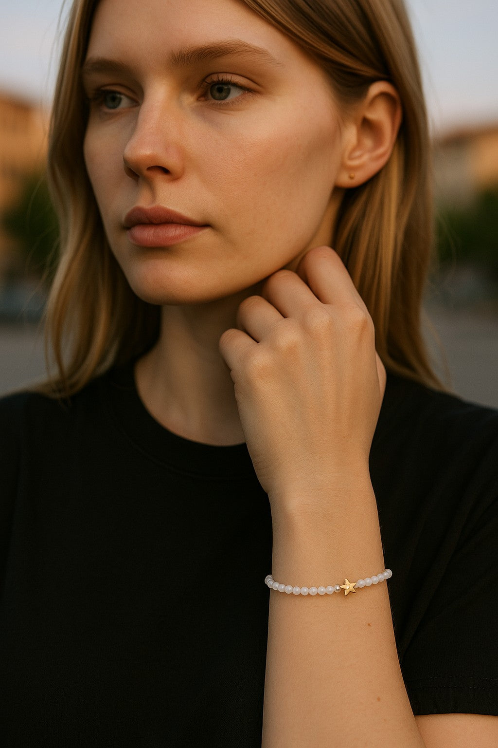 Pulsera Elástica de Mujer con Avalorios de Vidrio Blanco y Dije en Acero Inoxidable con Baño de Oro | Hecha a Mano