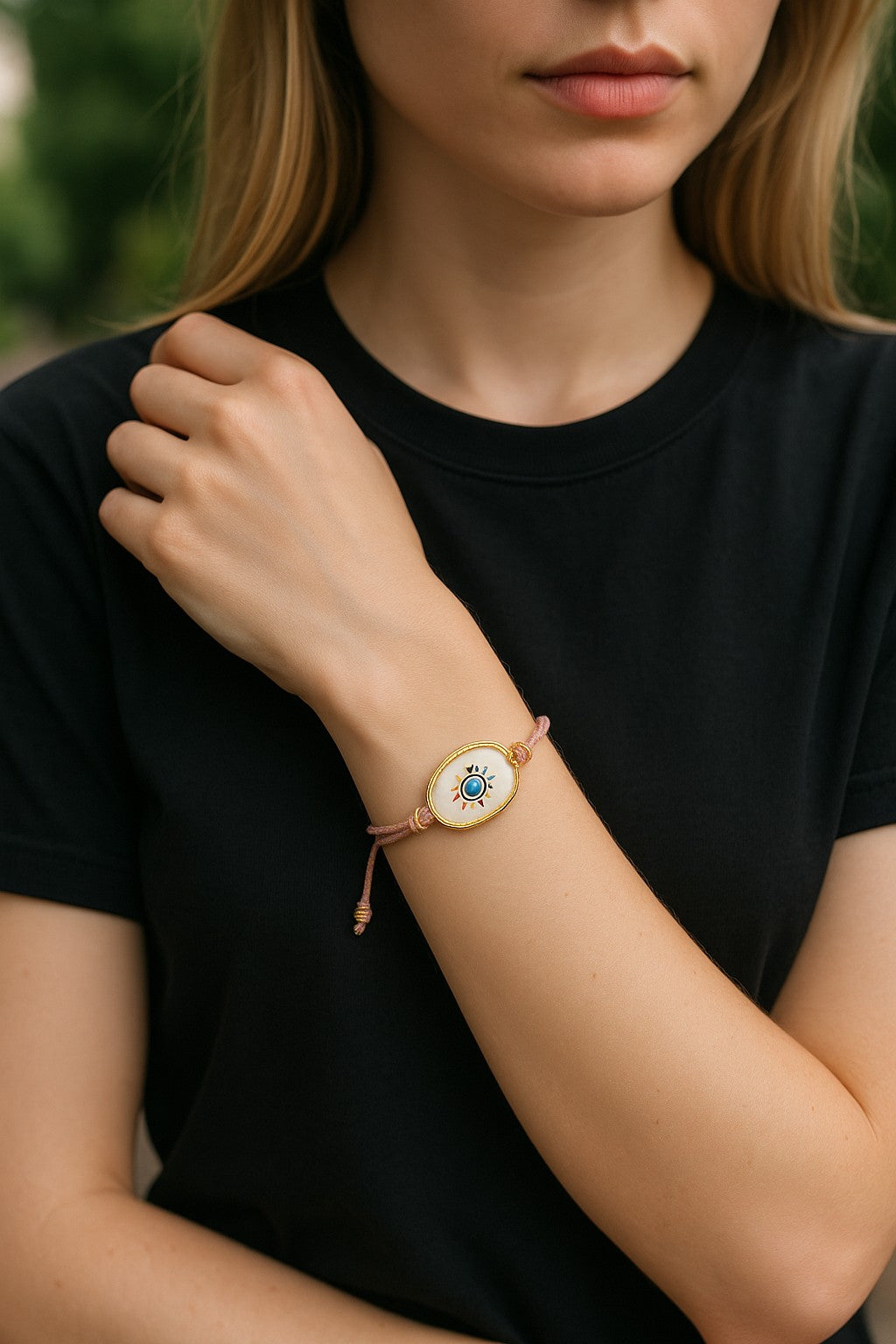 Pulsera de Mujer Hecha a Mano con Hilo Trenzado y Dije de Acero Inoxidable con Baño de Oro y Ojo Turco