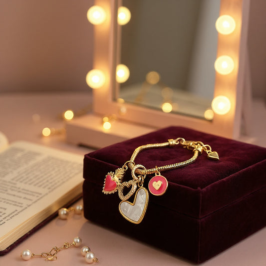 Pulsera de cordón de acero inoxidable bañada en oro con dijes colgantes y cierre extensible – Joyería elegante para mujer