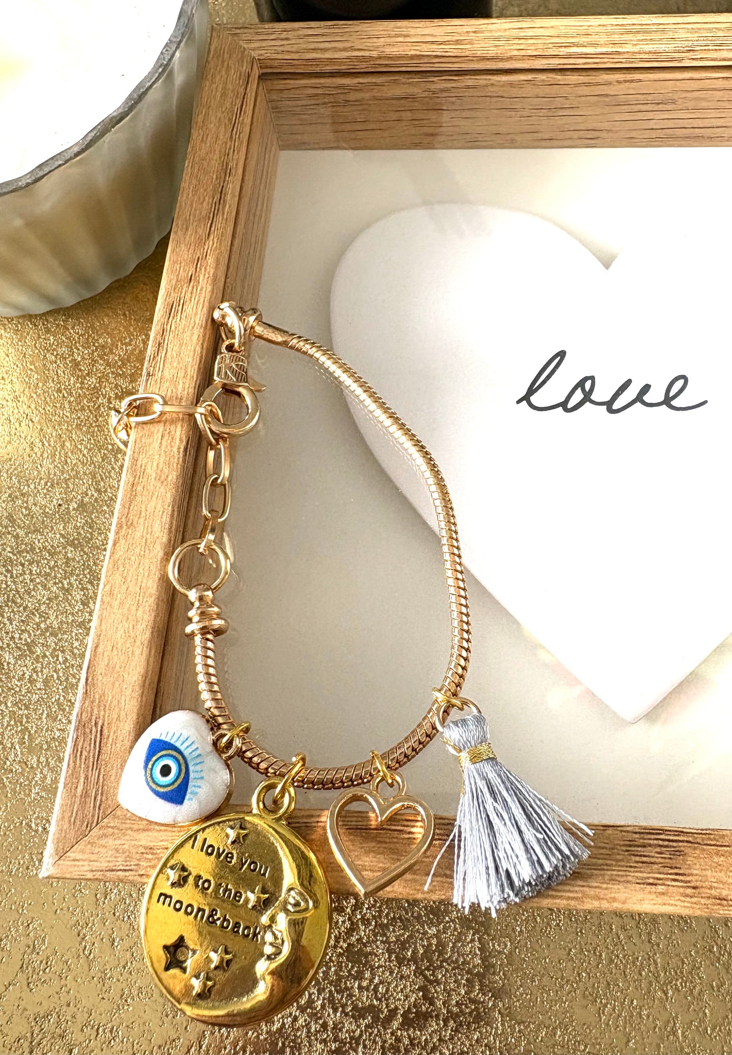 Pulsera de cordón de acero inoxidable bañada en oro con dijes colgantes y cierre extensible – Joyería elegante para mujer
