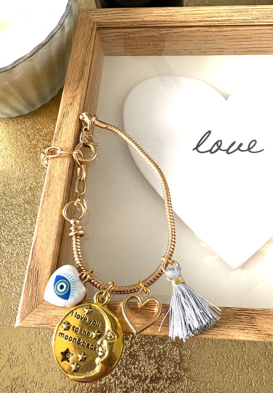 Pulsera de cordón de acero inoxidable bañada en oro con dijes colgantes y cierre extensible – Joyería elegante para mujer